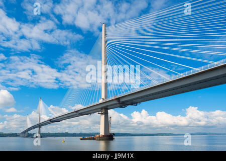 Vista del nuovo Queensferry attraversando ponte che attraversa il fiume Forth in Scozia, Regno Unito Foto Stock