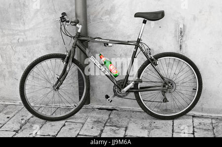 bicicletta da corsa con bottiglia di birra al posto della bottiglia d'acqua Foto Stock