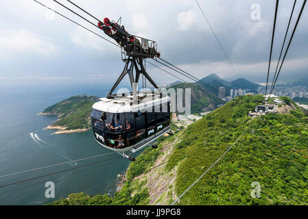 In sella alla funivia in montagna Sugar Loaf, Rio de Janeiro, Brasile Foto Stock