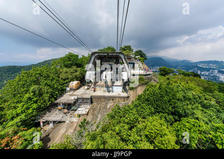 In sella alla funivia in montagna Sugar Loaf, Rio de Janeiro, Brasile Foto Stock