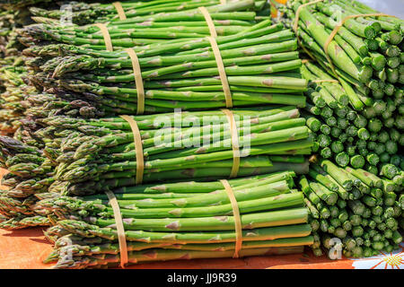 Gli asparagi in un coltivatore outdoor di mercato. Foto Stock