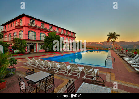 Hotel Horizontes Los Jazmines e piscina che si affaccia sulla valle di Vinales con colline calcaree chiamate 'magotes' Foto Stock