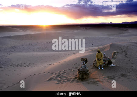 Erg Chebbi dune di sunrise, Sahara Deserto vicino a Merzouga, Marocco, Africa del Nord Foto Stock
