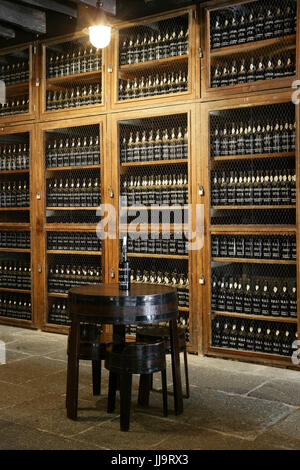 Barili di vino di Madera in una cantina al Blandy's Wine Lodge, Funchal, Madeira, Portogallo Foto Stock