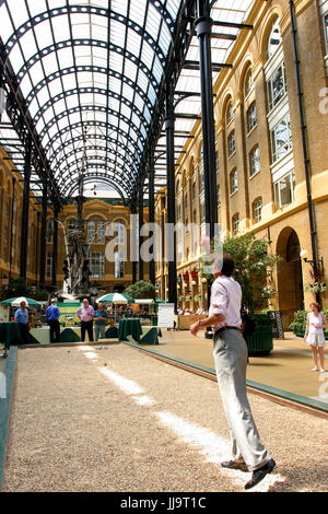 Gli uomini a giocare a bocce all'interno di Galleria di Hays, London, England, Regno Unito Foto Stock