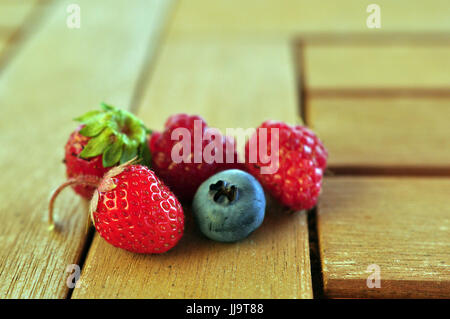 Mirtillo Fragola lampone su un tavolo di legno Foto Stock