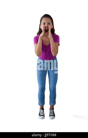 Arrabbiato ragazza urlando contro uno sfondo bianco Foto Stock