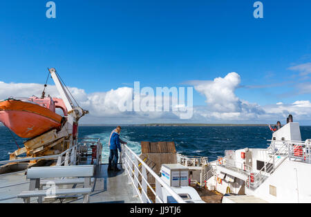 Vista in direzione di John O'semole da Pentland traghetto tra le branchie e la baia di St Margaret speranza, isole Orcadi Scozia, Regno Unito Foto Stock