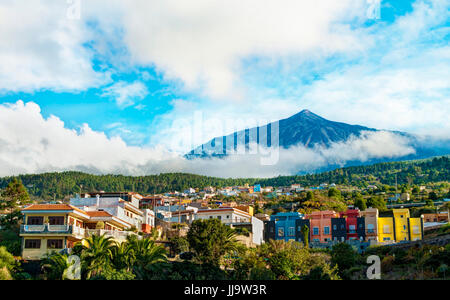 Vista di case e el vulcano Teide sullo sfondo, Tenerife, Isole canarie Foto Stock