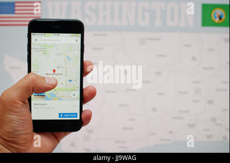 Kiev, Ucraina - Lug 11,2017: Apple iPhone 7 con applicazione Google Maps che mostra Washington sullo schermo a portata di mano. Foto Stock