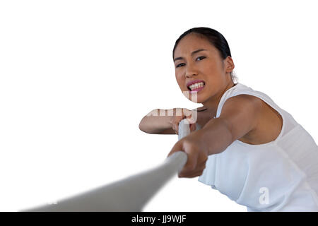 Close up ritratto di donna denti di aggraffaggio tirando la fune contro uno sfondo bianco Foto Stock