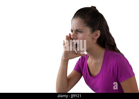 Arrabbiato ragazza urlando contro uno sfondo bianco Foto Stock