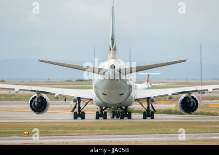 Vista della coda di Cathay Pacific Cargo aereo Boeing 747-867(F) rullaggio lungo Internazionale di Vancouver YVR pista. Foto Stock