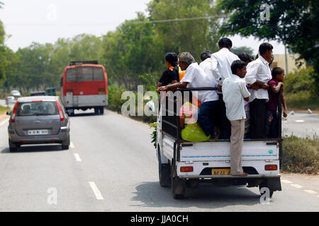 Persone essendo trasnsported sui carrelli in una strada indiano, Karnataka, India Foto Stock