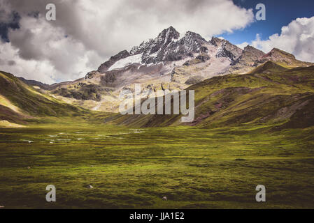 Ausangate viste in Perù nei pressi di Rainbow montagne Foto Stock