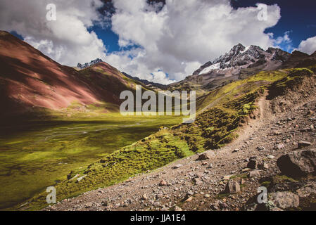 Ausangate viste in Perù nei pressi di Rainbow montagne Foto Stock