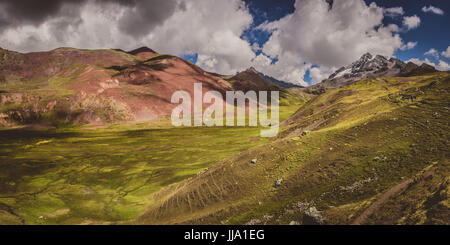 Ausangate viste in Perù nei pressi di Rainbow montagne Foto Stock