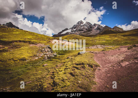 Ausangate viste in Perù nei pressi di Rainbow montagne Foto Stock