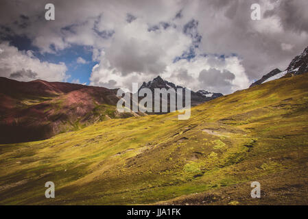 Ausangate viste in Perù nei pressi di Rainbow montagne Foto Stock