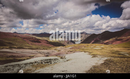 Ausangate viste in Perù nei pressi di Rainbow montagne Foto Stock