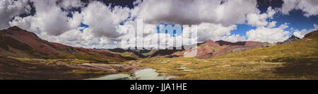 Ausangate viste in Perù nei pressi di Rainbow montagne Foto Stock