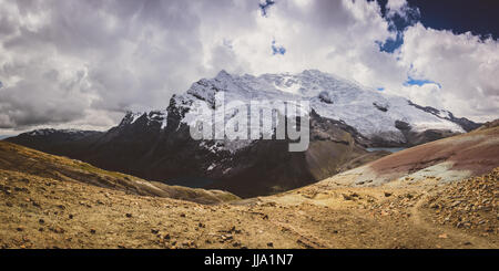 Ausangate viste in Perù nei pressi di Rainbow montagne Foto Stock