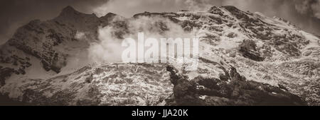 Ausangate viste in Perù nei pressi di Rainbow montagne Foto Stock