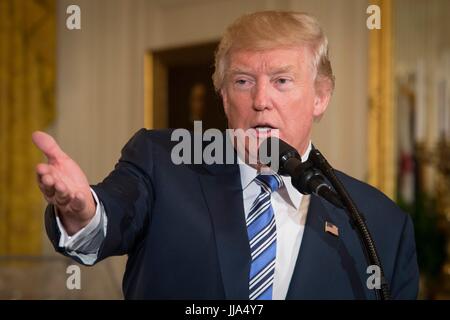 Washington, Stati Uniti d'America. 17 Luglio, 2017. U.S presidente Donald Trump offre commento durante il Made in America Prodotti in Vetrina nella Sala Est della Casa Bianca Luglio 17, 2017 a Washington, DC. Credito: Planetpix/Alamy Live News Foto Stock