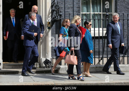 Downing Street. Londra. Regno Unito 18 luglio 2017 - Sir Michael Fallon KCB - Segretario di Stato per la difesa, Chris Grayling - Segreteria di Stato per i trasporti, Gavin Williamson - Segretario Parlamentare al tesoro (Chief Whip), la Baronessa Evans di Bowes Park - signore Privy Seal e Leader della Camera dei Lords, Karen Bradley - il Segretario di Stato per la cultura e i mezzi di informazione e lo sport, Priti Patel - Segreteria di Stato per lo Sviluppo Internazionale e Brandon Lewis - Il Ministro di Stato (per l'immigrazione), Home Office (l a r) lascia l'ultimo REGNO UNITO settimanale riunione del gabinetto al numero 10 di Downing Street prima di t Foto Stock