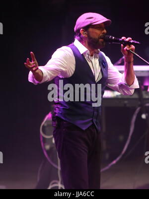 18 luglio 2017 - 18 luglio 2017 Marbella (Malaga, Andalusia) il re di meringa per la prima volta presso la starlite festival Juan Luis Guerra fatta Starlite il pubblico di ottenere valori di bilirubina fino al ritmo del merengue, salsa e bachata. Il domenicano cantautrice ha tenuto un concerto in cui ha eseguito il suo più noto hits come ''OjalÃ¡ que llueva café'' e ''bolle d'amore", come pure brani dal suo ultimo album ''Todo tiene su hora' Credit: Fotos Lorenzo Carnero/ZUMA filo/Alamy Live News Foto Stock