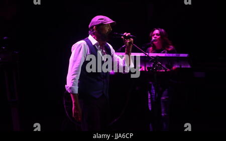 18 luglio 2017 - 18 luglio 2017 Marbella (Malaga, Andalusia) il re di meringa per la prima volta presso la starlite festival Juan Luis Guerra fatta Starlite il pubblico di ottenere valori di bilirubina fino al ritmo del merengue, salsa e bachata. Il domenicano cantautrice ha tenuto un concerto in cui ha eseguito il suo più noto hits come ''OjalÃ¡ que llueva café'' e ''bolle d'amore", come pure brani dal suo ultimo album ''Todo tiene su hora' Credit: Fotos Lorenzo Carnero/ZUMA filo/Alamy Live News Foto Stock