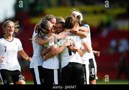 Deventer, Paesi Bassi. 18 Luglio, 2017. I giocatori austriaci celebrare dopo un goal da Nina Burger durante una femminile UEFA EURO 2017 torneo di calcio gruppo C match tra Austria e Svizzera a Adelaarshorst Stadium di Deventer, Paesi Bassi, 18 luglio 2017. Gli austriaci hanno vinto la partita 1-0. Credito: Voi Pingfan/Xinhua/Alamy Live News Foto Stock