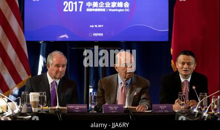 (170719) -- WASHINGTON D.C., luglio 19, 2017 (Xinhua) -- STATI UNITI Il segretario del commercio Wilbur Ross (C), Presidente e CEO del Gruppo Blackstone Stephen Schwarzman (L) e fondatore e presidente di cinesi e-commerce Alibaba gigante Ma Jack frequentare il 2017 CINA-STATI UNITI Business Leader del vertice di Washington, DC, 18 luglio 2017. Ma Jack ha detto qui il martedì che cinese negli Stati Uniti e i dirigenti aziendali dovrebbero unirsi a forza per impostare per una cooperazione più ampia a livello mondiale tra le due più grandi economie del futuro piuttosto che concentrarsi su "i problemi del passato." (Xinhua/Ting Shen) (aa) Foto Stock