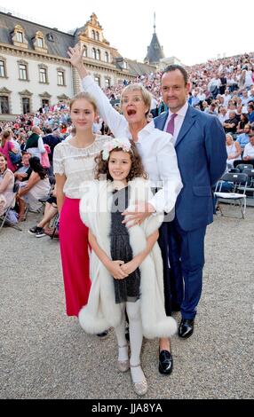 Maria-Letitia, contessa di Schönburg-Glauchau, Gloria, Principessa di Thurn und Taxis e nipote Maya, Contessa di Schönburg-Glauchau e Alexander, Conte di Schönburg-Glauchau presso il San Emmeram castello in Regensburg, il 18 luglio 2017, frequentando il Schlossfestspiele presso il Castello Foto: Albert Nieboer/Paesi Bassi OUT/point de vue fuori - nessun filo SERVICE - foto: Albert Nieboer/Royal Premere Europa/RPE Foto Stock