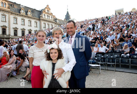Maria-Letitia, contessa di Schönburg-Glauchau, Gloria, Principessa di Thurn und Taxis e nipote Maya, Contessa di Schönburg-Glauchau e Alexander, Conte di Schönburg-Glauchau presso il San Emmeram castello in Regensburg, il 18 luglio 2017, frequentando il Schlossfestspiele presso il Castello Foto: Albert Nieboer/Paesi Bassi OUT/point de vue fuori - nessun filo SERVICE - foto: Albert Nieboer/Royal Premere Europa/RPE Foto Stock
