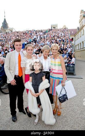 Maximus, Conte di Schönburg-Glauchau, Maria-Letitia, contessa di Schönburg-Glauchau, nipote Mira di Maya, Contessa di Schönburg-Glauchau, Gloria, Principessa di Thurn und Taxis e Maya, Contessa di Schönburg-Glauchau (sorella di Gloria) al San Emmeram castello in Regensburg, il 18 luglio 2017, frequentando il Schlossfestspiele presso il Castello Foto: Albert Nieboer/Paesi Bassi OUT/point de vue fuori - nessun filo SERVICE - foto: Albert Nieboer/Royal Premere Europa/RPE Foto Stock