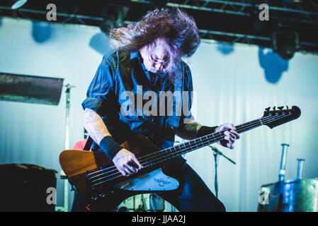 Collegno, Italia. 18 Luglio, 2017. Einstürzende Neubauten suonare dal vivo presso il Festival dei Fiori 2017 a Collegno Foto: Alessandro Bosio/Alamy Live News Foto Stock