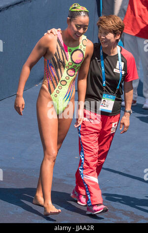 Budapest, Ungheria. 18 Luglio, 2017. (L-R) Yukiko Inui la, Masayo Imura (JPN) nuoto sincronizzato : Yukiko Inui la del Giappone colloqui con head coach Masayo Imura dopo aver eseguito in donne squadra Routine tecnica round finale durante il XVII Campionati del Mondo di nuoto FINA 2017 Budapest a City Park - Lago Varosliget a Budapest, Ungheria . Credito: Enrico Calderoni AFLO/sport/Alamy Live News Foto Stock