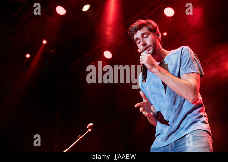 Grugliasco, UK. 18 Luglio, 2017. La spagnolo cantante pop Alvaro Soler suona al Festival GruVilllage a Grugliasco, una piccola città vicino a Torino Credito: Alberto Gandolfo/Alamy Live News Foto Stock