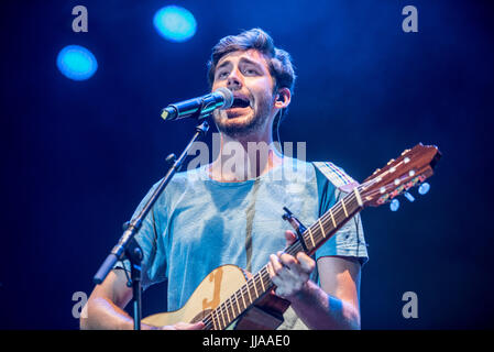 Grugliasco, UK. 18 Luglio, 2017. La spagnolo cantante pop Alvaro Soler suona al Festival GruVilllage a Grugliasco, una piccola città vicino a Torino Credito: Alberto Gandolfo/Alamy Live News Foto Stock