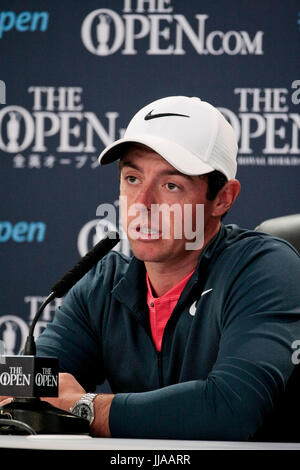 Southport, Regno Unito. 19 Luglio, 2017. Rory McIlroy, 2014 campione aperto risolve la media al Royal Birkdale Golf Club durante la 146Open Golf Championship Credito: Motofoto/Alamy Live News Foto Stock