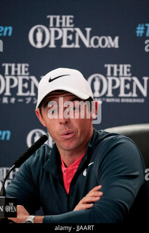 Southport, Regno Unito. 19 Luglio, 2017. Rory McIlroy, 2014 campione aperto risolve la media al Royal Birkdale Golf Club durante la 146Open Golf Championship Credito: Motofoto/Alamy Live News Foto Stock