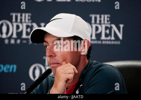 Southport, Regno Unito. 19 Luglio, 2017. Rory McIlroy, 2014 campione aperto risolve la media al Royal Birkdale Golf Club durante la 146Open Golf Championship Credito: Motofoto/Alamy Live News Foto Stock