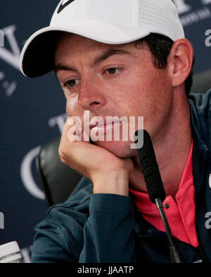 Southport, Regno Unito. 19 Luglio, 2017. Rory McIlroy, 2014 campione aperto risolve la media al Royal Birkdale Golf Club durante la 146Open Golf Championship Credito: Motofoto/Alamy Live News Foto Stock