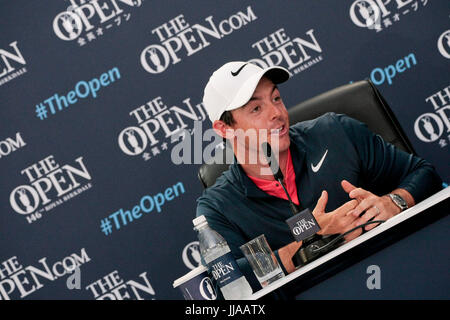 Southport, Regno Unito. 19 Luglio, 2017. Rory McIlroy, 2014 campione aperto risolve la media al Royal Birkdale Golf Club durante la 146Open Golf Championship Credito: Motofoto/Alamy Live News Foto Stock