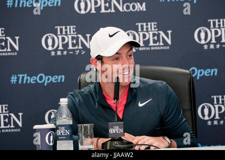 Southport, Regno Unito. 19 Luglio, 2017. Rory McIlroy, 2014 campione aperto risolve la media al Royal Birkdale Golf Club durante la 146Open Golf Championship Credito: Motofoto/Alamy Live News Foto Stock