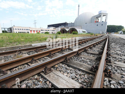 Biblis, Germania. 19 Luglio, 2017. I binari ferroviari si vede nella parte anteriore di una unità della centrale nucleare di Biblis, Repubblica federale di Germania il 19 luglio 2017. Gazzetta lo smantellamento del dismesso impianto nucleare ha iniziato a. A seguito del disastro di Fukushima, Giappone, lo strumento è stato spento per un periodo iniziale di tre mesi nel 2011 e successivamente chiuso definitivamente. Foto: Arne Dedert/dpa/Alamy Live News Foto Stock