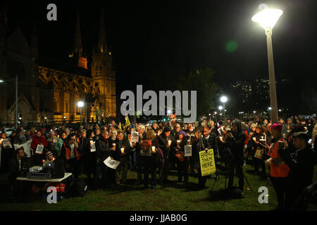 Sydney, Australia. 19 Luglio, 2017. In occasione del quarto anniversario della introduzione di offshore nei centri di detenzione introdotti da allora il Primo Ministro australiano Kevin Rudd, GetUp! Ha organizzato una cena a lume di candela nella veglia a Hyde Park per chiedere la chiusura dell'isola di Manus e Nauru offshore nei centri di detenzione e per quelli detenuti lì per essere portato in Australia. Credito: Richard Milnes/Alamy Live News Foto Stock