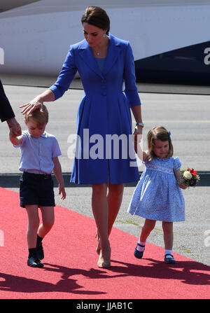 Berlino, Germania. 19 Luglio, 2017. Catherine (C), la Duchessa di Cambridge e i suoi figli Prince George (L) e la Principessa Charlotte arriva dall'aeroporto Tegel di Berlino, Germania, 19 luglio 2017. Foto: Bernd Von Jutrczenka/dpa/Alamy Live News Foto Stock