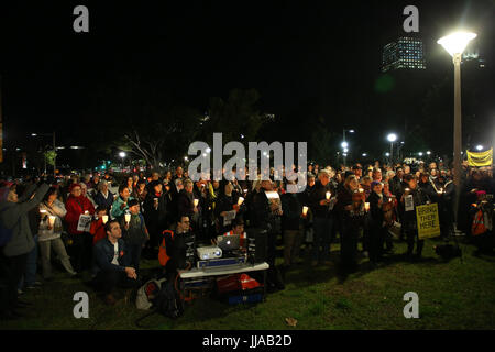 Sydney, Australia. 19 Luglio, 2017. In occasione del quarto anniversario della introduzione di offshore nei centri di detenzione introdotti da allora il Primo Ministro australiano Kevin Rudd, GetUp! Ha organizzato una cena a lume di candela nella veglia a Hyde Park per chiedere la chiusura dell'isola di Manus e Nauru offshore nei centri di detenzione e per quelli detenuti lì per essere portato in Australia. Credito: Richard Milnes/Alamy Live News Foto Stock